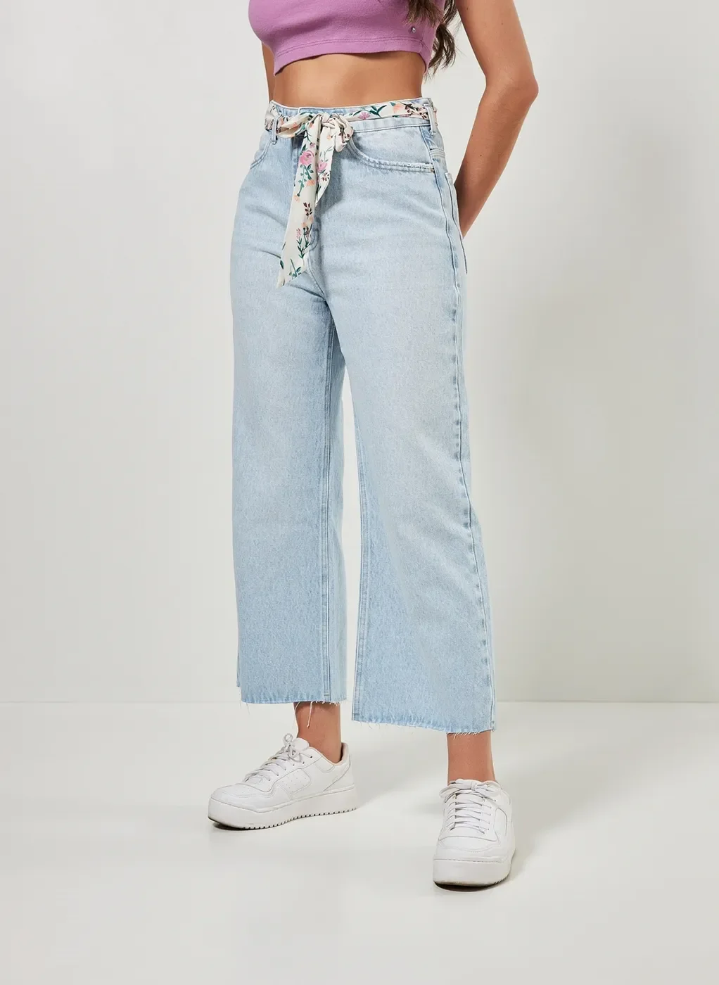 Calça Jeans Pantacourt Com Cinto Floral