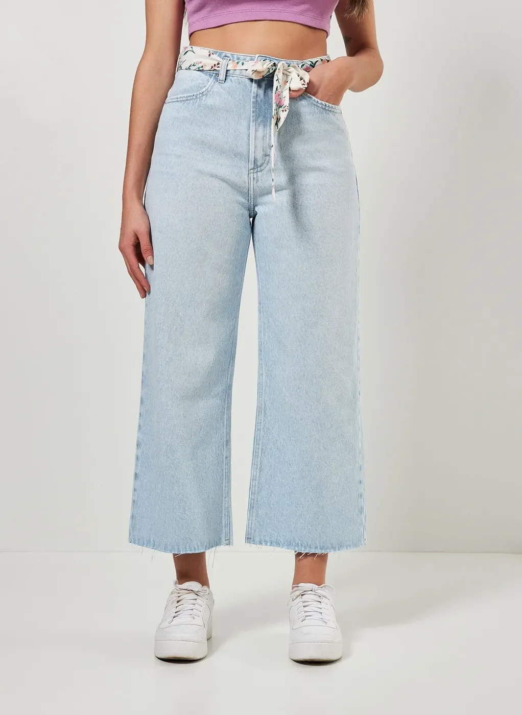 Calça Jeans Pantacourt Com Cinto Floral