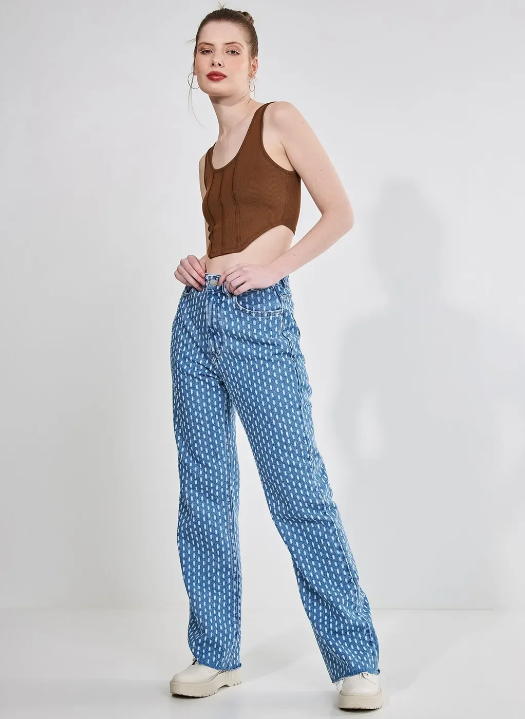 Calça Jeans Reta Com Risquinhos De Corrosão