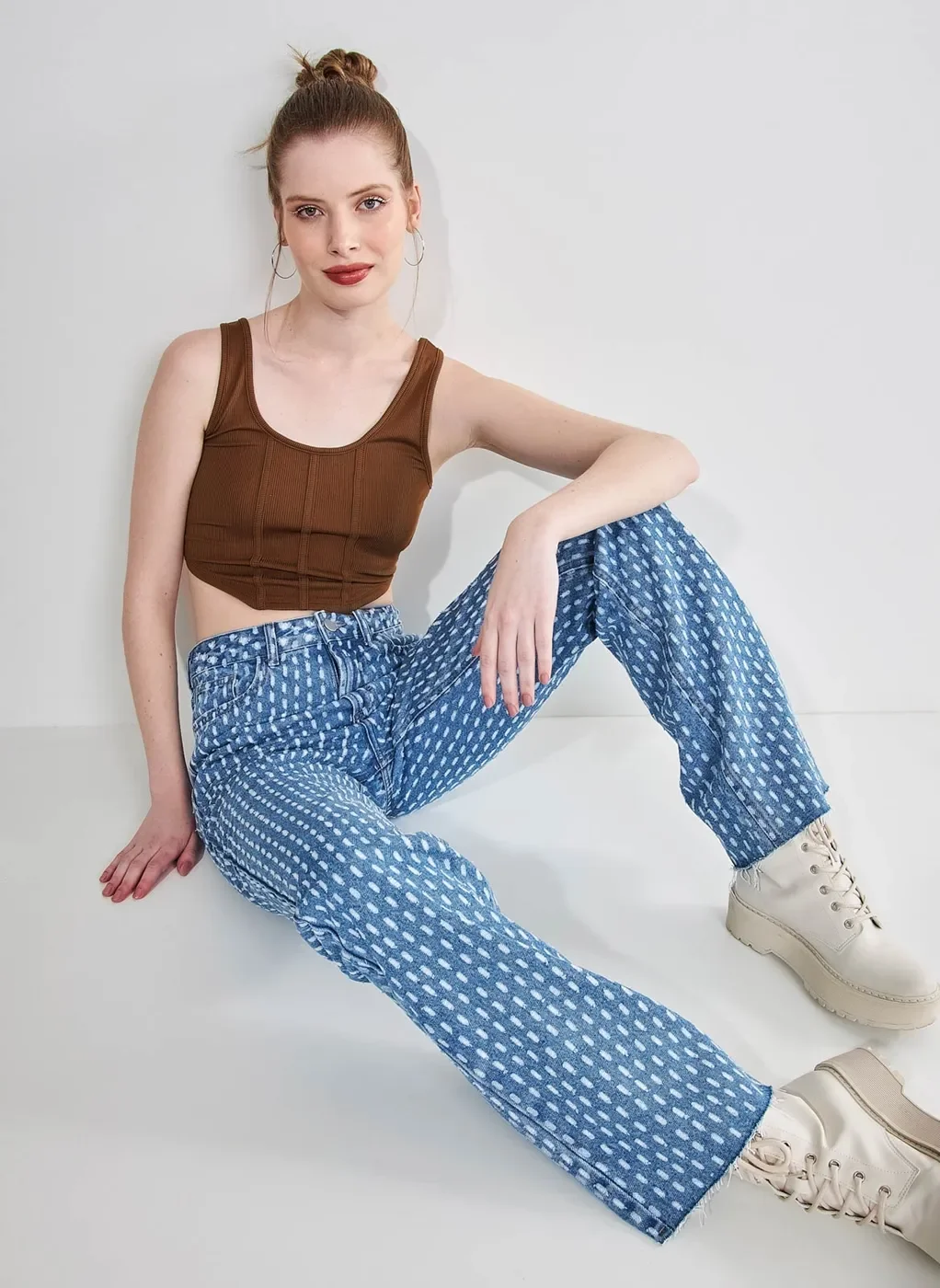 Calça Jeans Reta Com Risquinhos De Corrosão