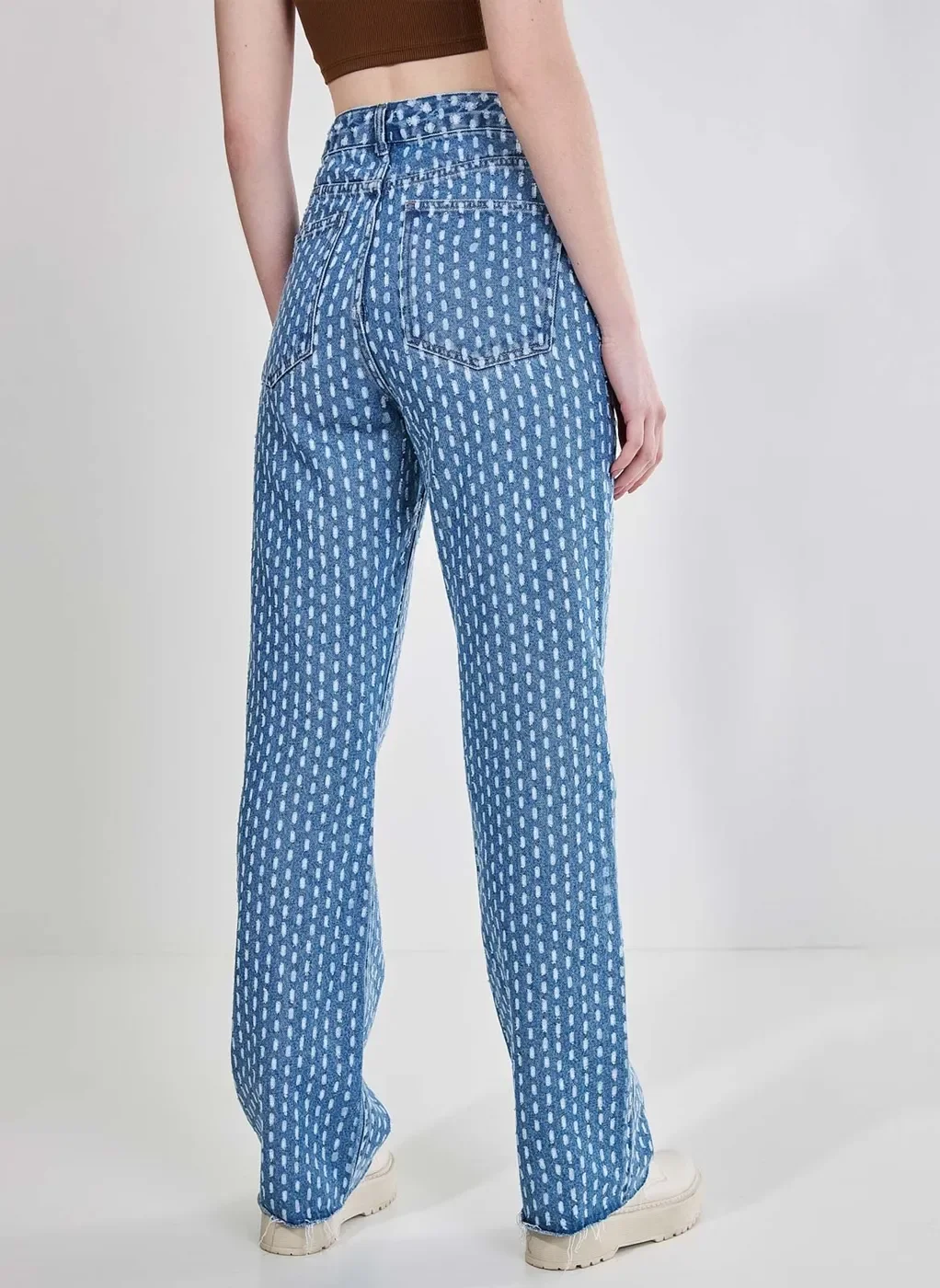 Calça Jeans Reta Com Risquinhos De Corrosão