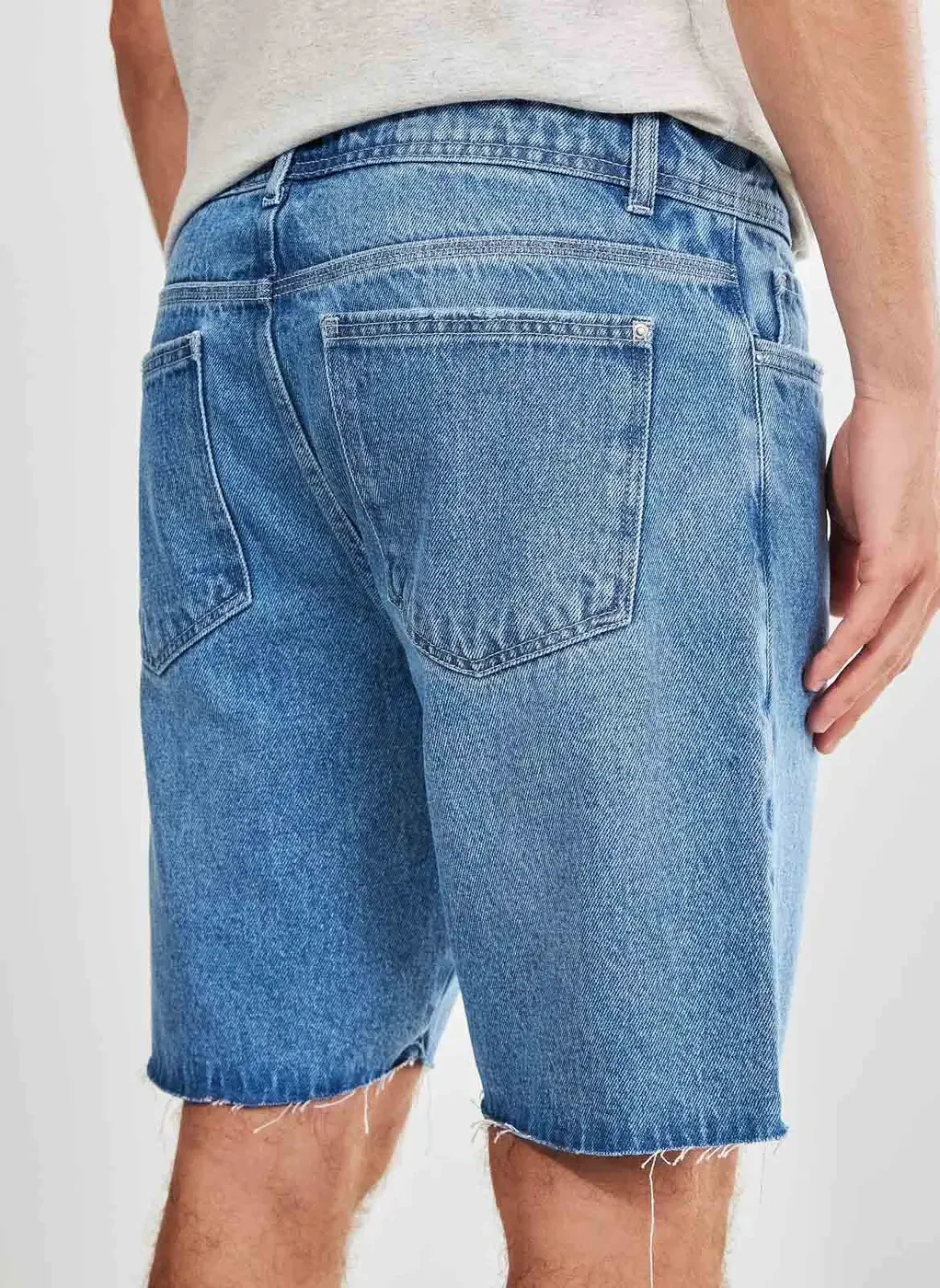 Bermuda Jeans Com Barra Cortada