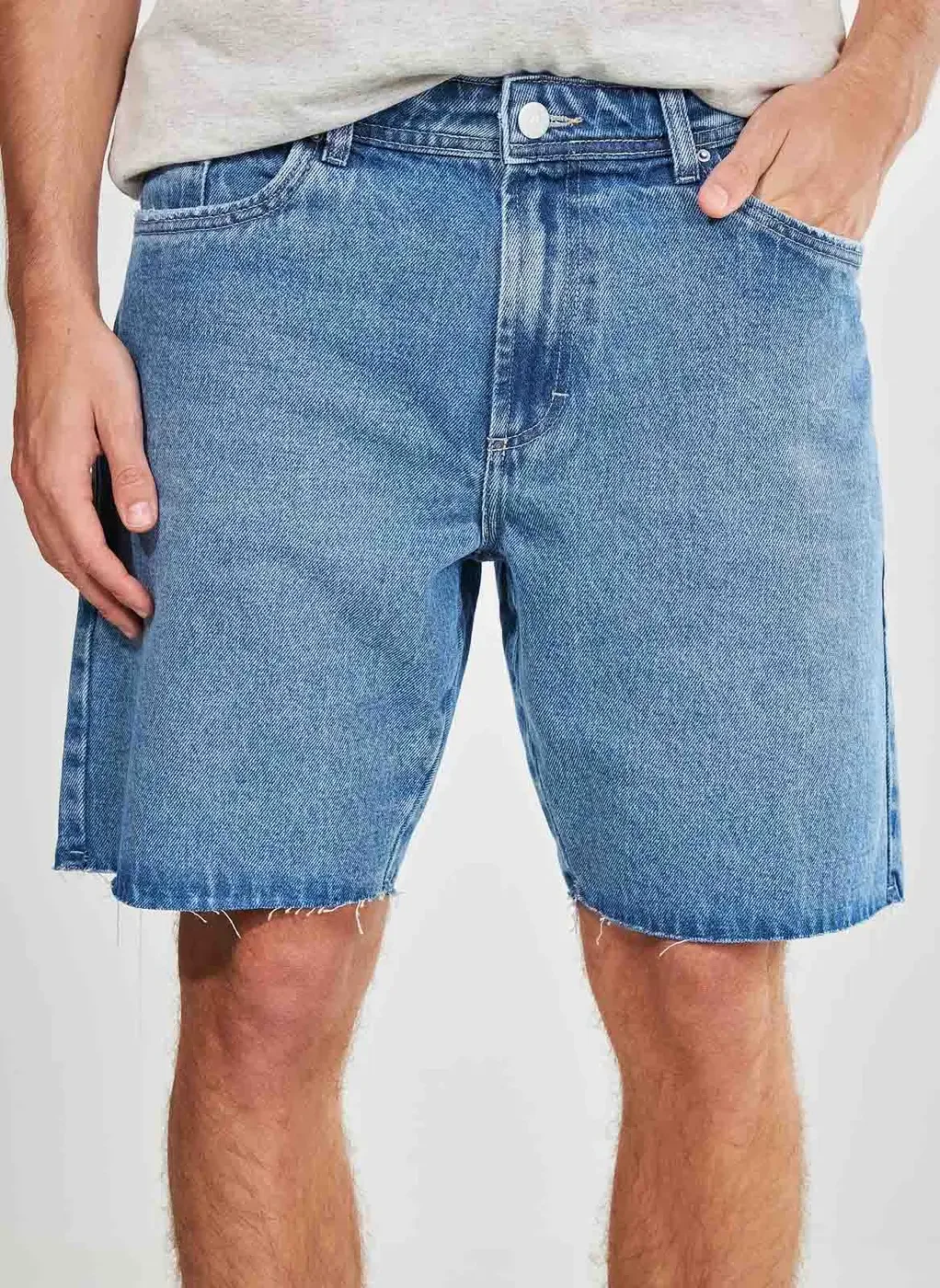 Bermuda Jeans Com Barra Cortada