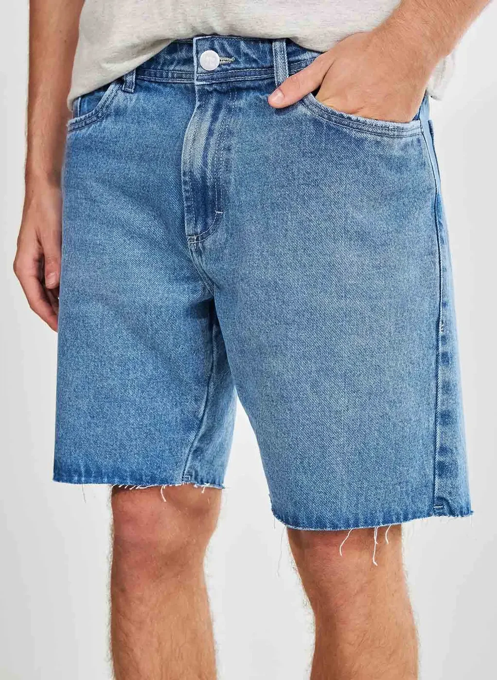 Bermuda Jeans Com Barra Cortada