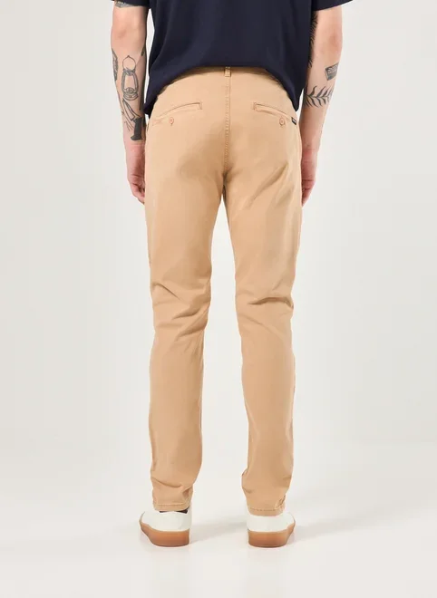 Calça Chino Slim Em Sarja Caqui