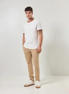 Calça Chino Slim Em Sarja Caqui
