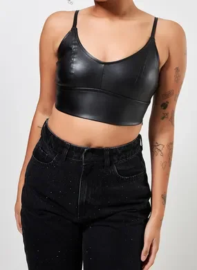 Top Cropped Em Poliuretano Preto
