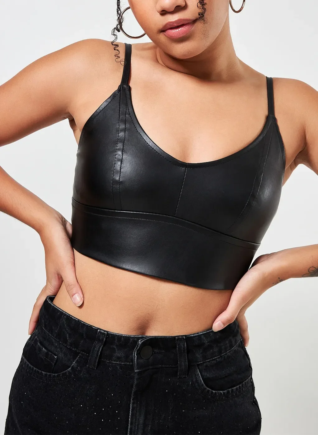 Top Cropped Em Poliuretano Preto