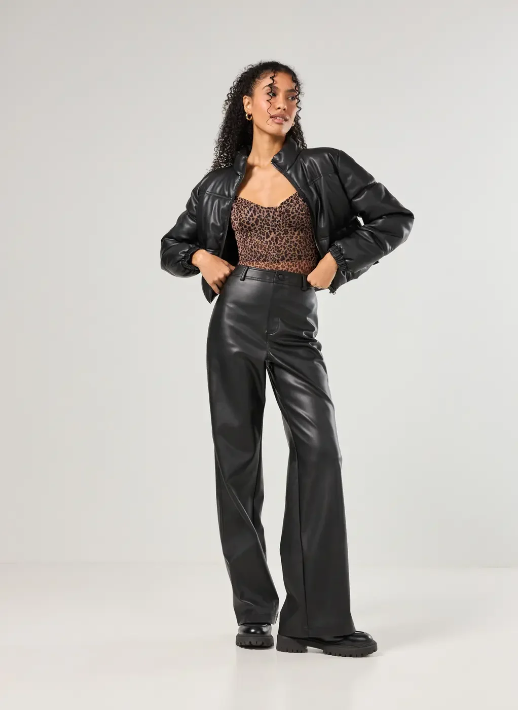 Jaqueta Puffer Preta Em Poliuretano