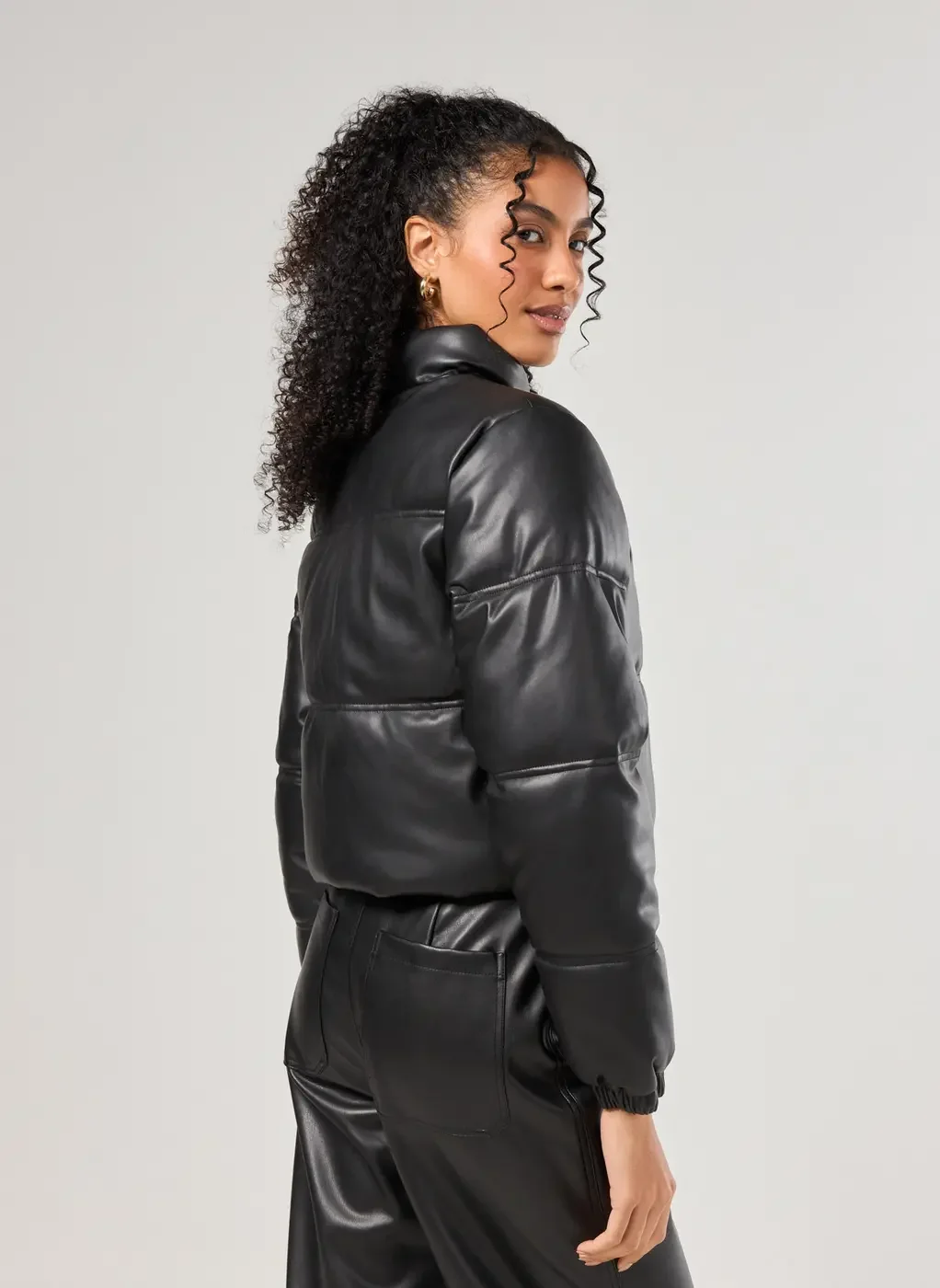 Jaqueta Puffer Preta Em Poliuretano