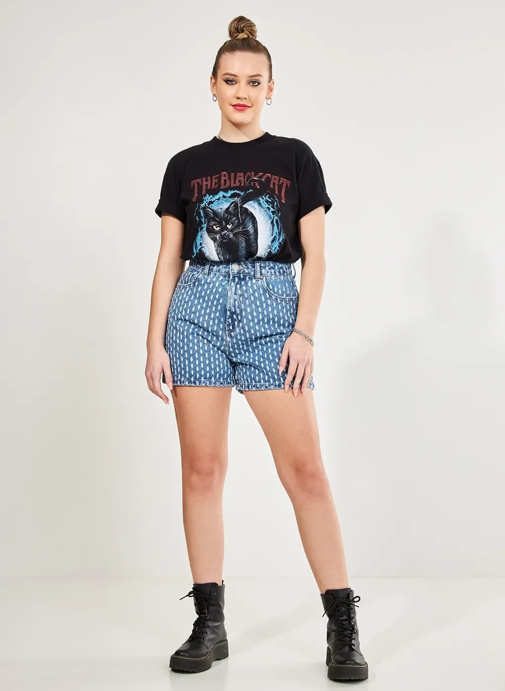 Short Mom Jeans Com Risquinhos De Corrosão