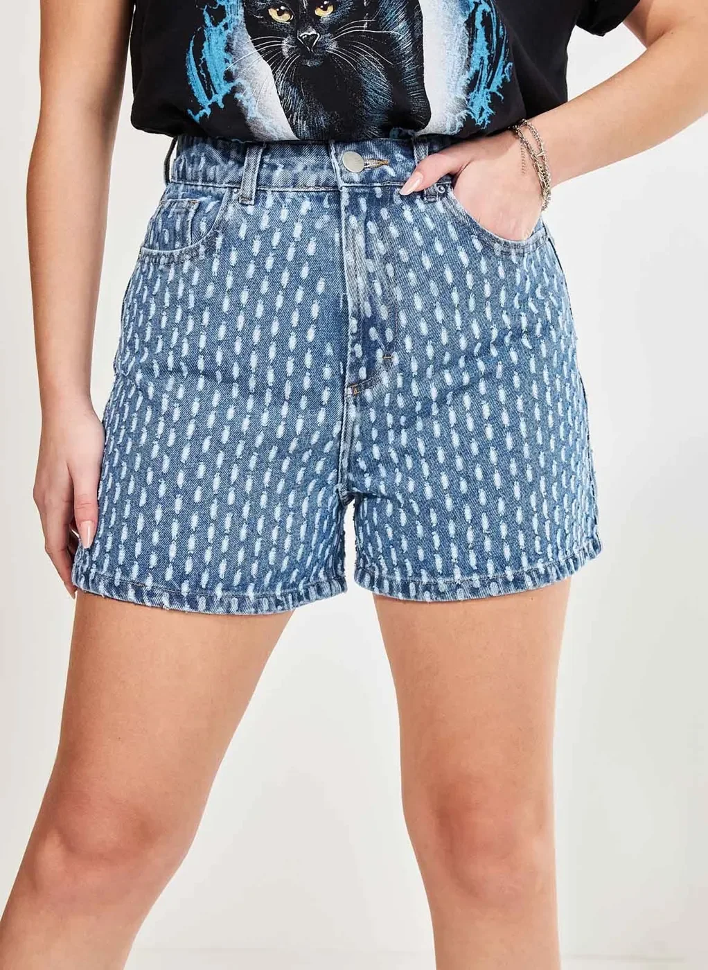 Short Mom Jeans Com Risquinhos De Corrosão