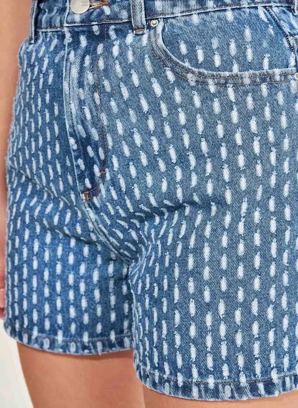 Short Mom Jeans Com Risquinhos De Corrosão