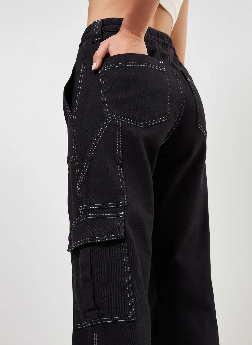 Calça Cargo Preta Costuras Contrastantes