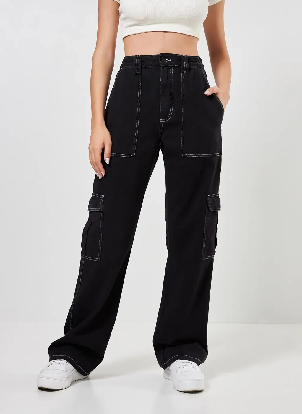 Calça Cargo Preta Costuras Contrastantes