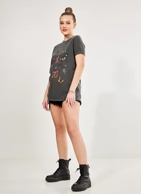 Camiseta Over Preta Lavada Borboletas