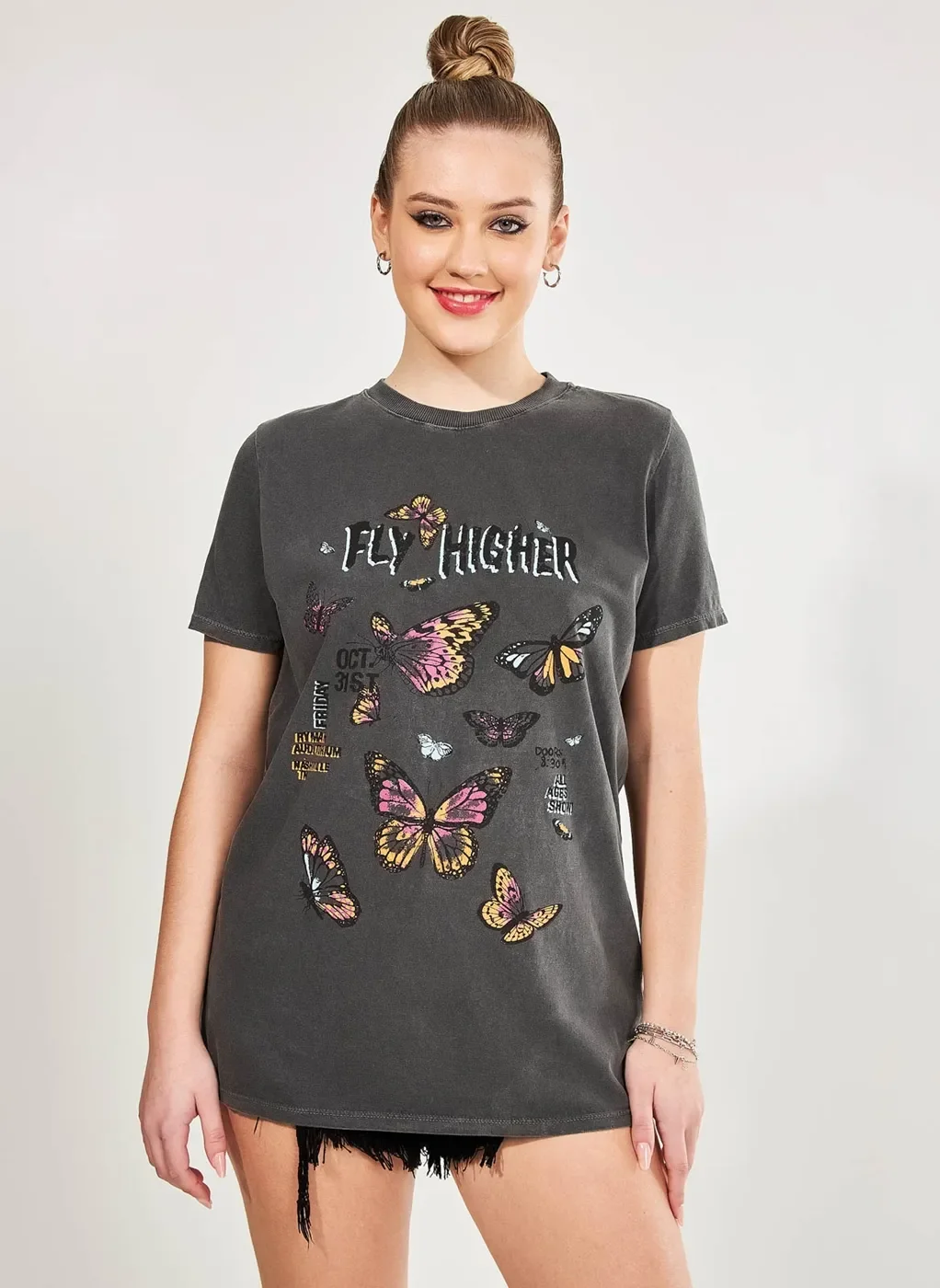 Camiseta Over Preta Lavada Borboletas