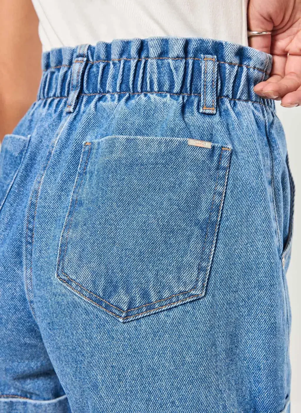 Short Jeans Com Elástico E Barra Dobrada