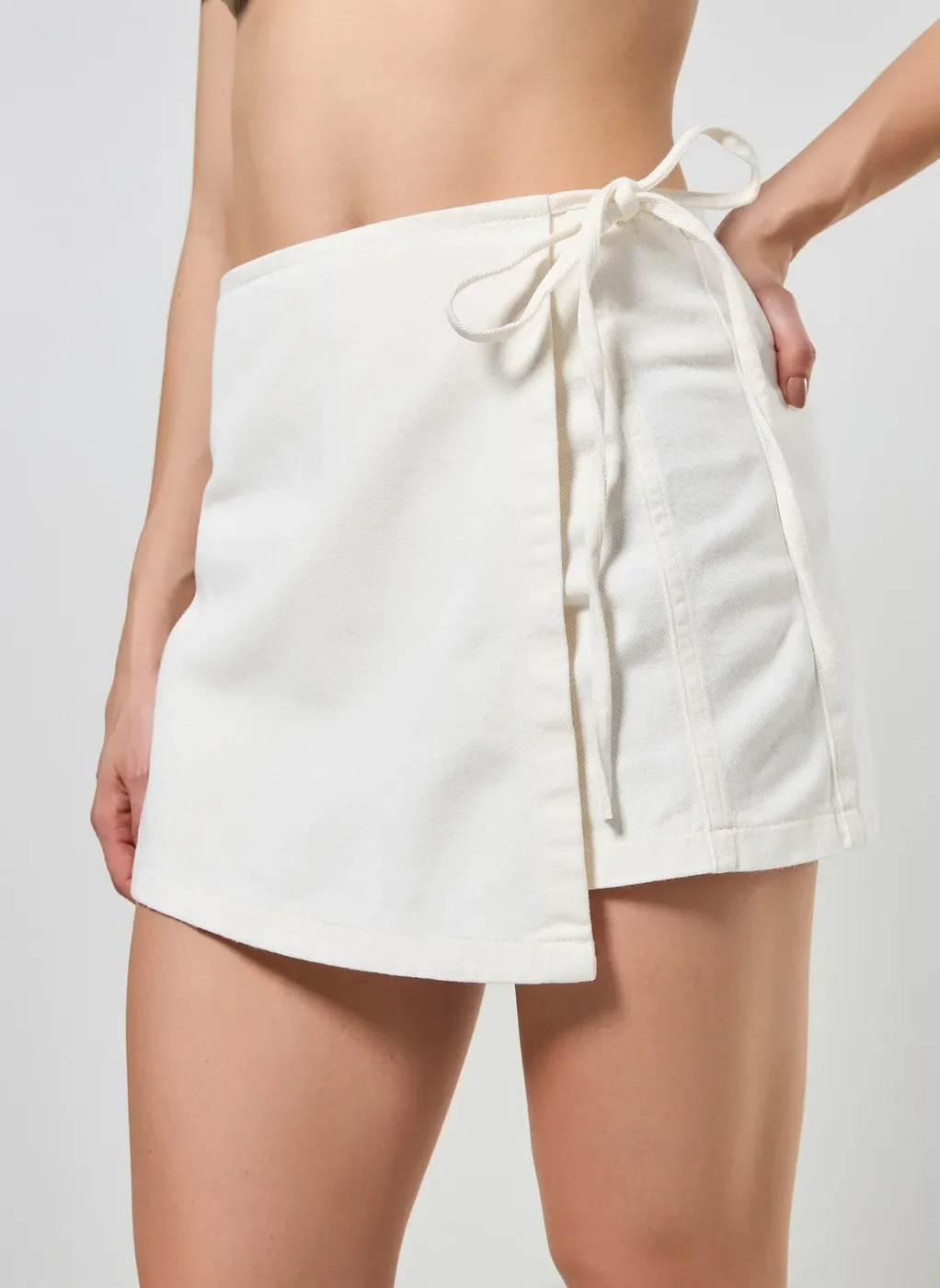 Short Saia Transpassado Em Sarja