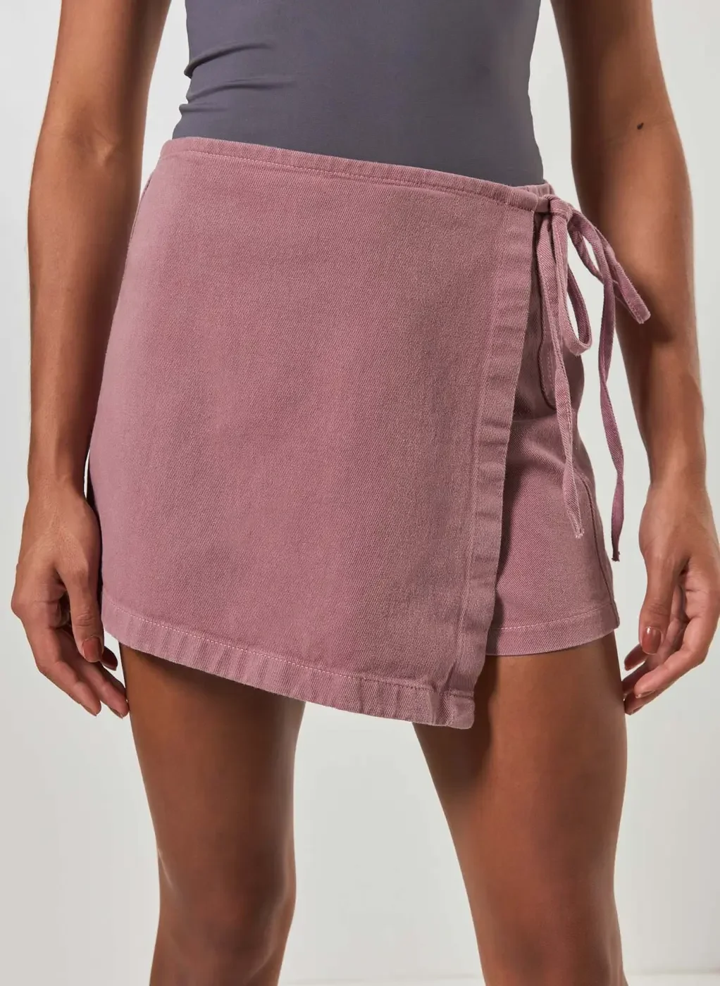 Short Saia Transpassado Em Sarja