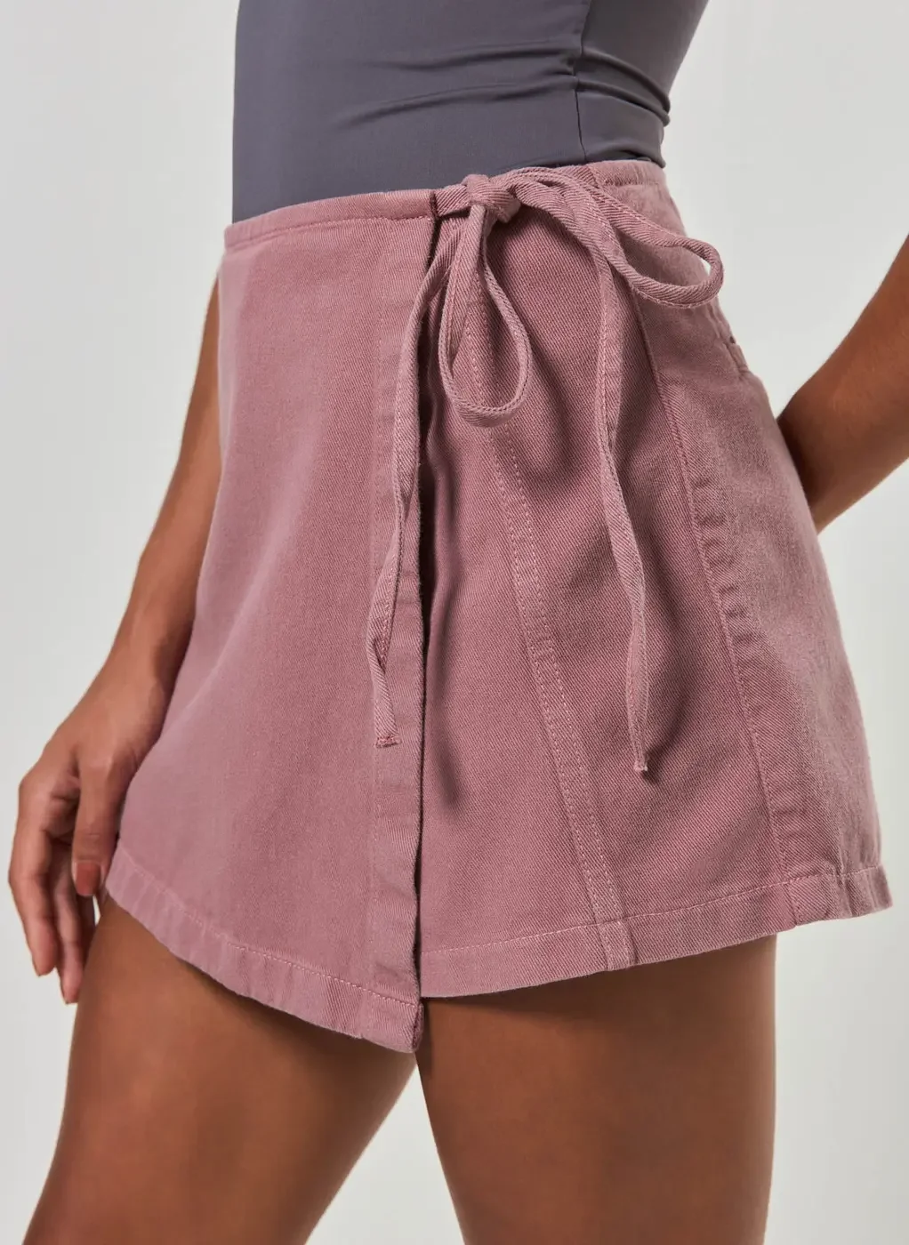 Short Saia Transpassado Em Sarja