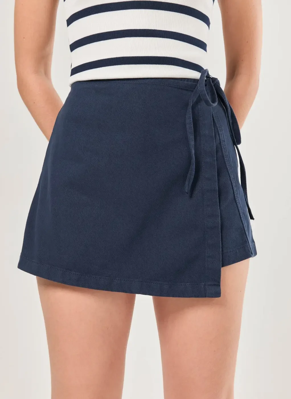 Short Saia Transpassado Em Sarja