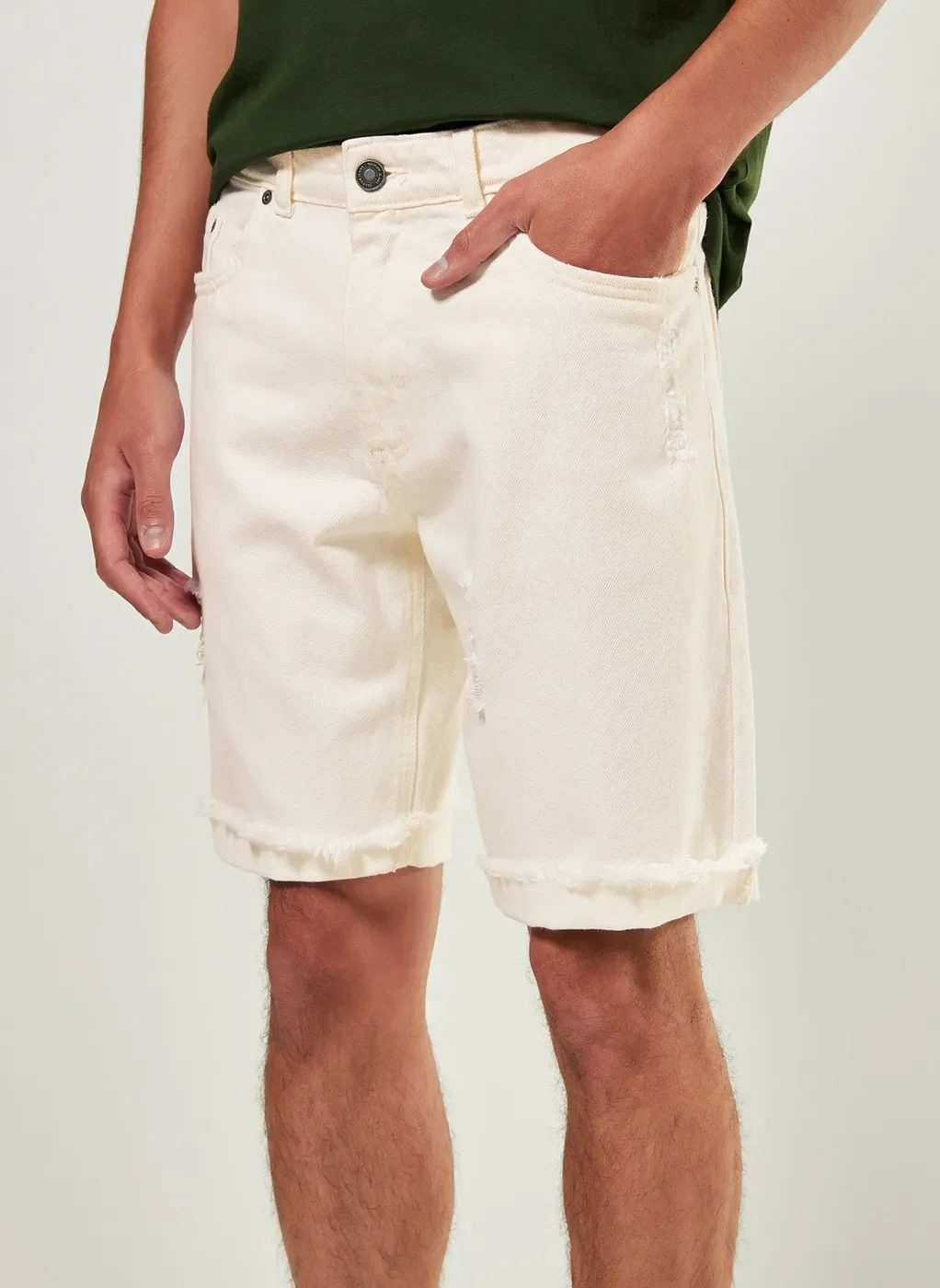 Bermuda Em Sarja Off-White Desfiada