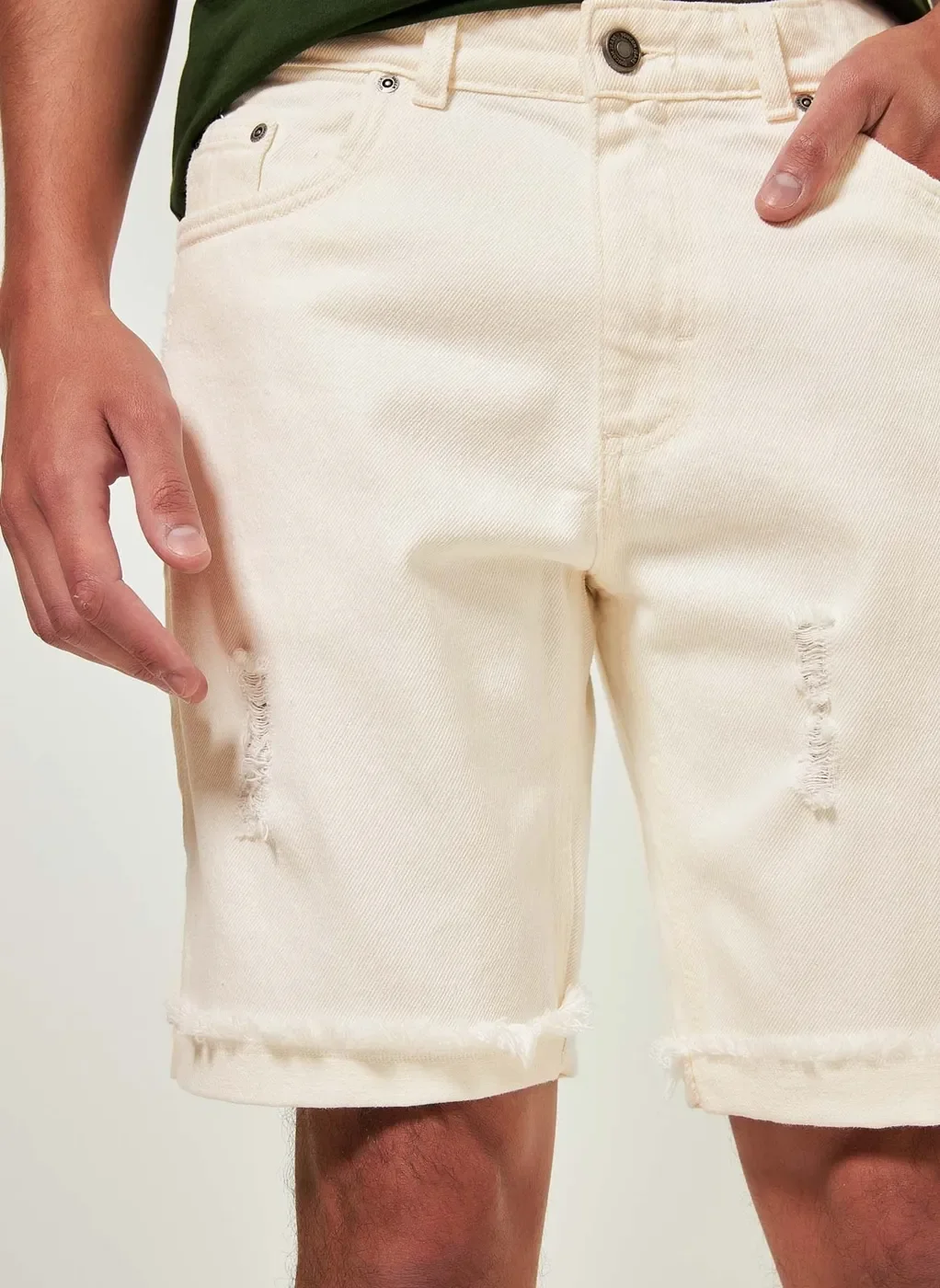 Bermuda Em Sarja Off-White Desfiada