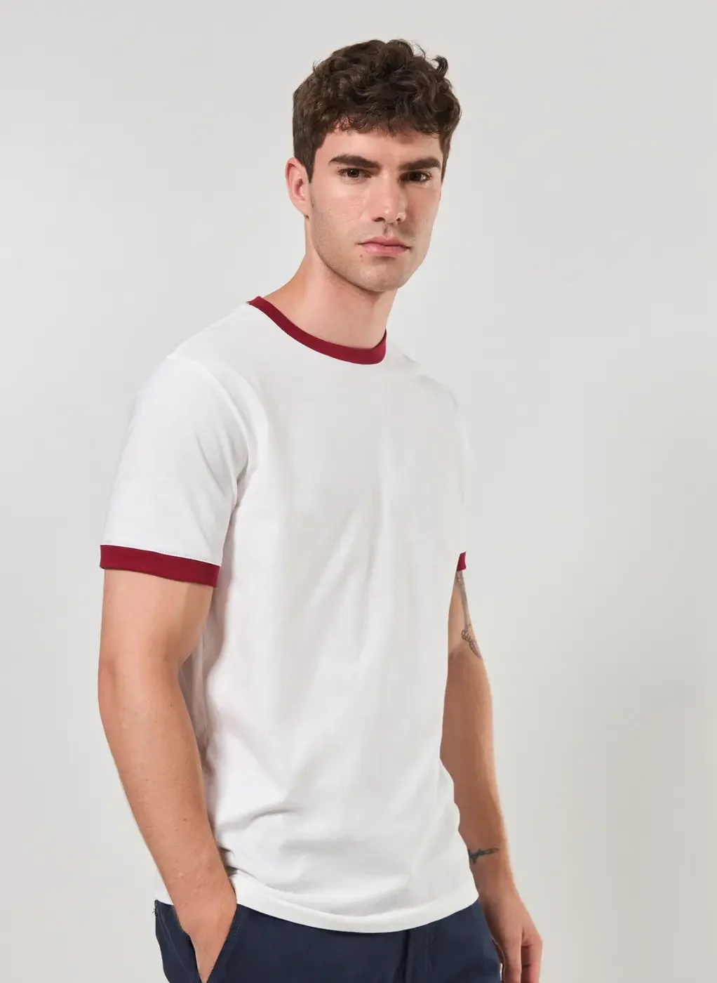 Camiseta Off-White Detalhe Contrastante