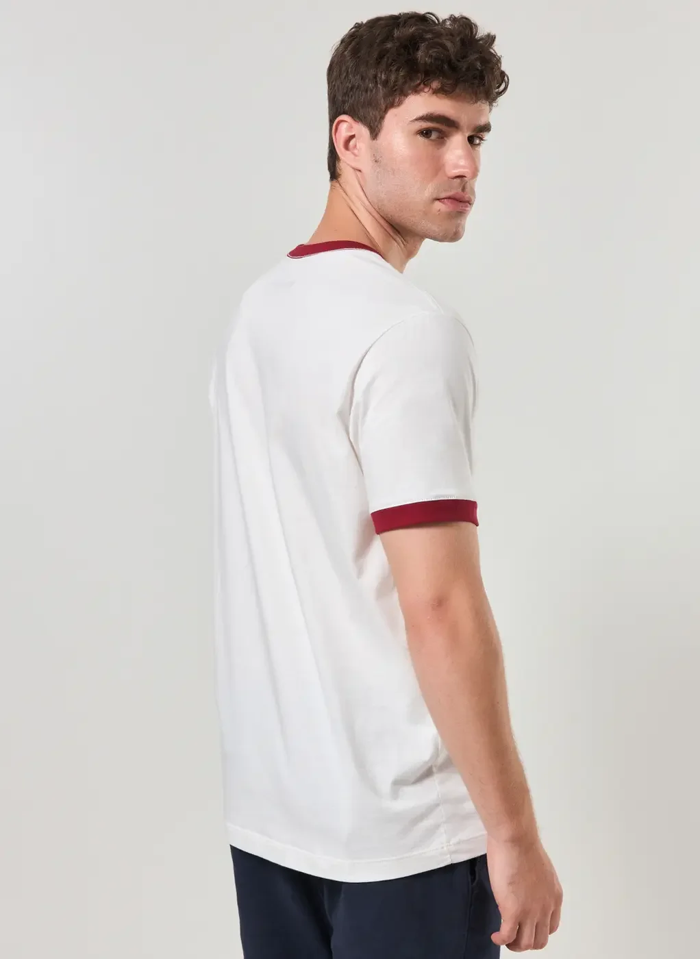 Camiseta Off-White Detalhe Contrastante