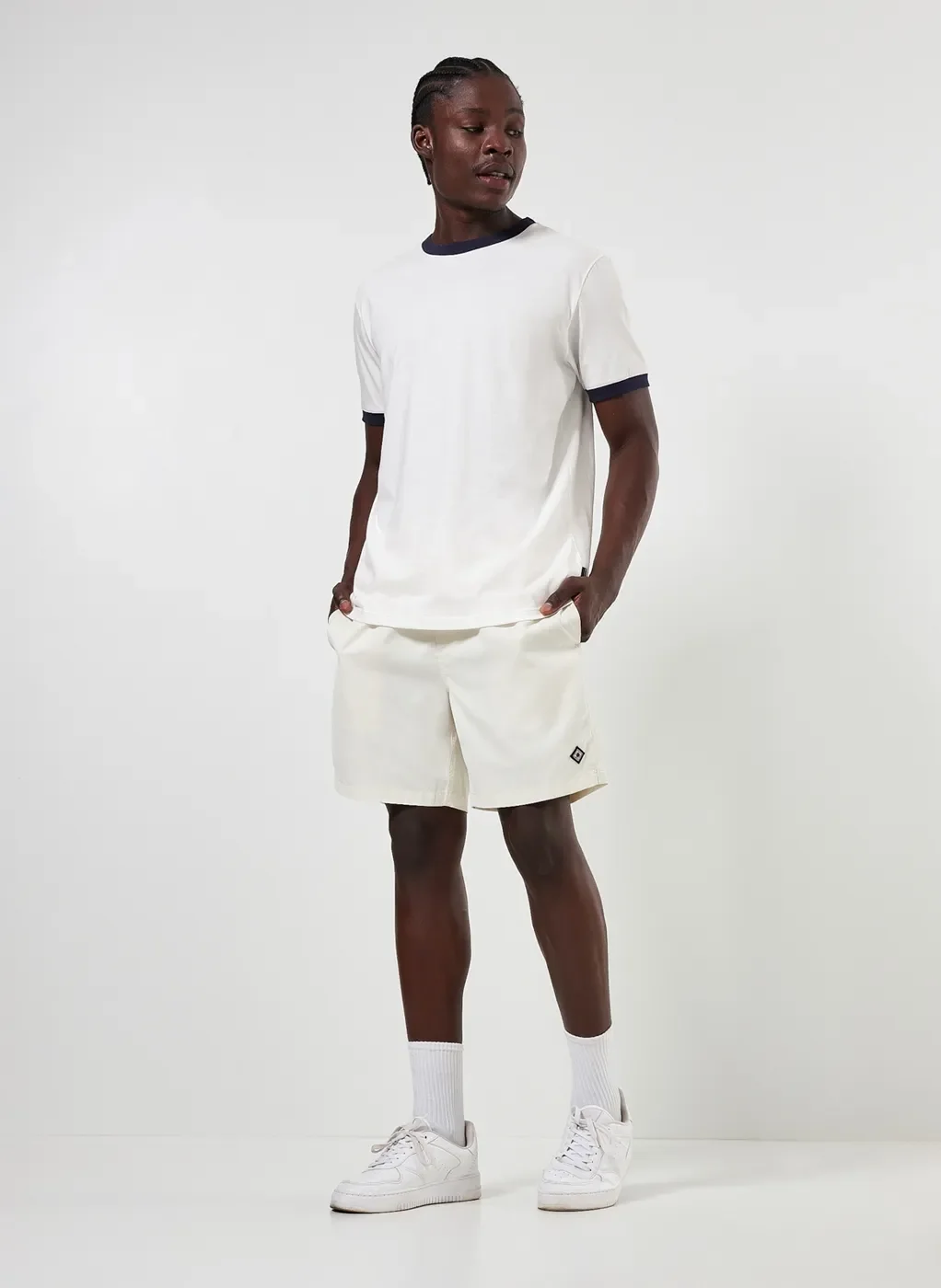 Camiseta Off-White Detalhe Contrastante