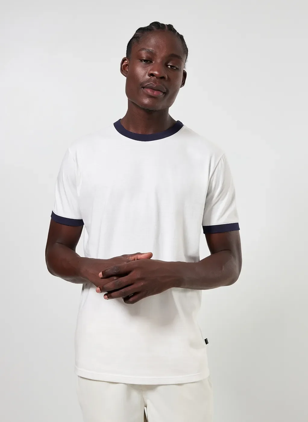 Camiseta Off-White Detalhe Contrastante