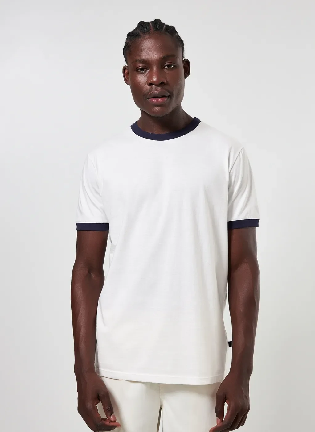 Camiseta Off-White Detalhe Contrastante