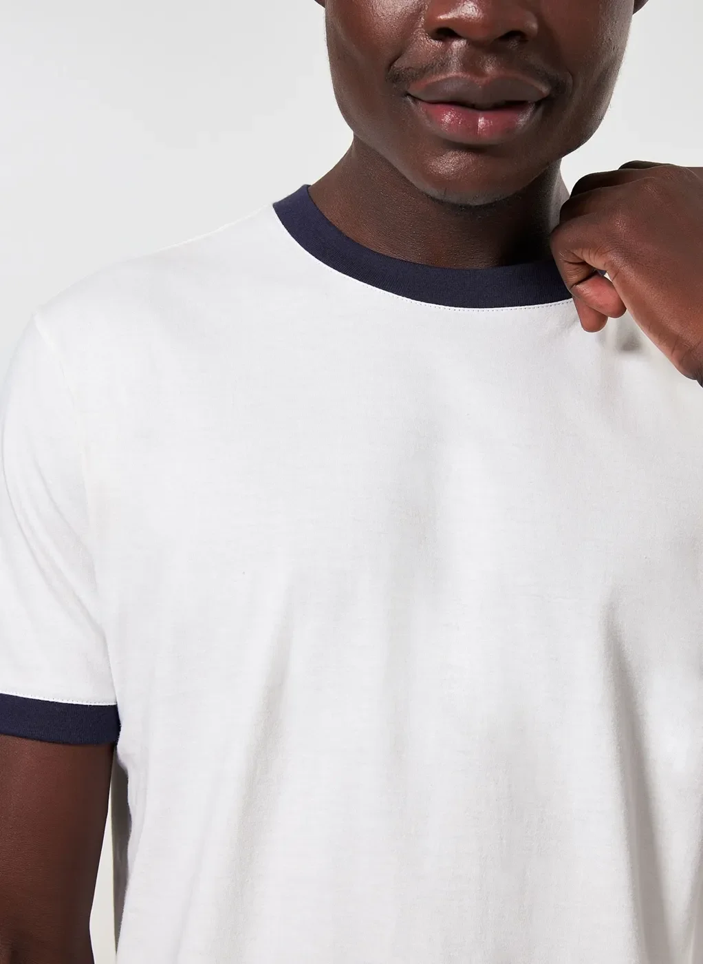 Camiseta Off-White Detalhe Contrastante