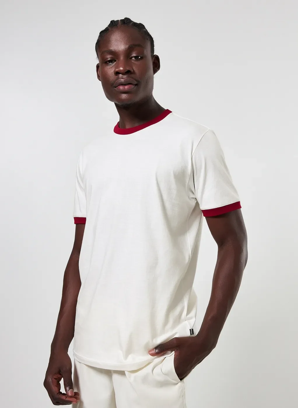 Camiseta Off-White Detalhe Contrastante