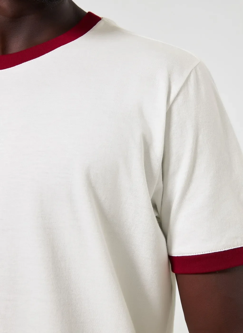 Camiseta Off-White Detalhe Contrastante