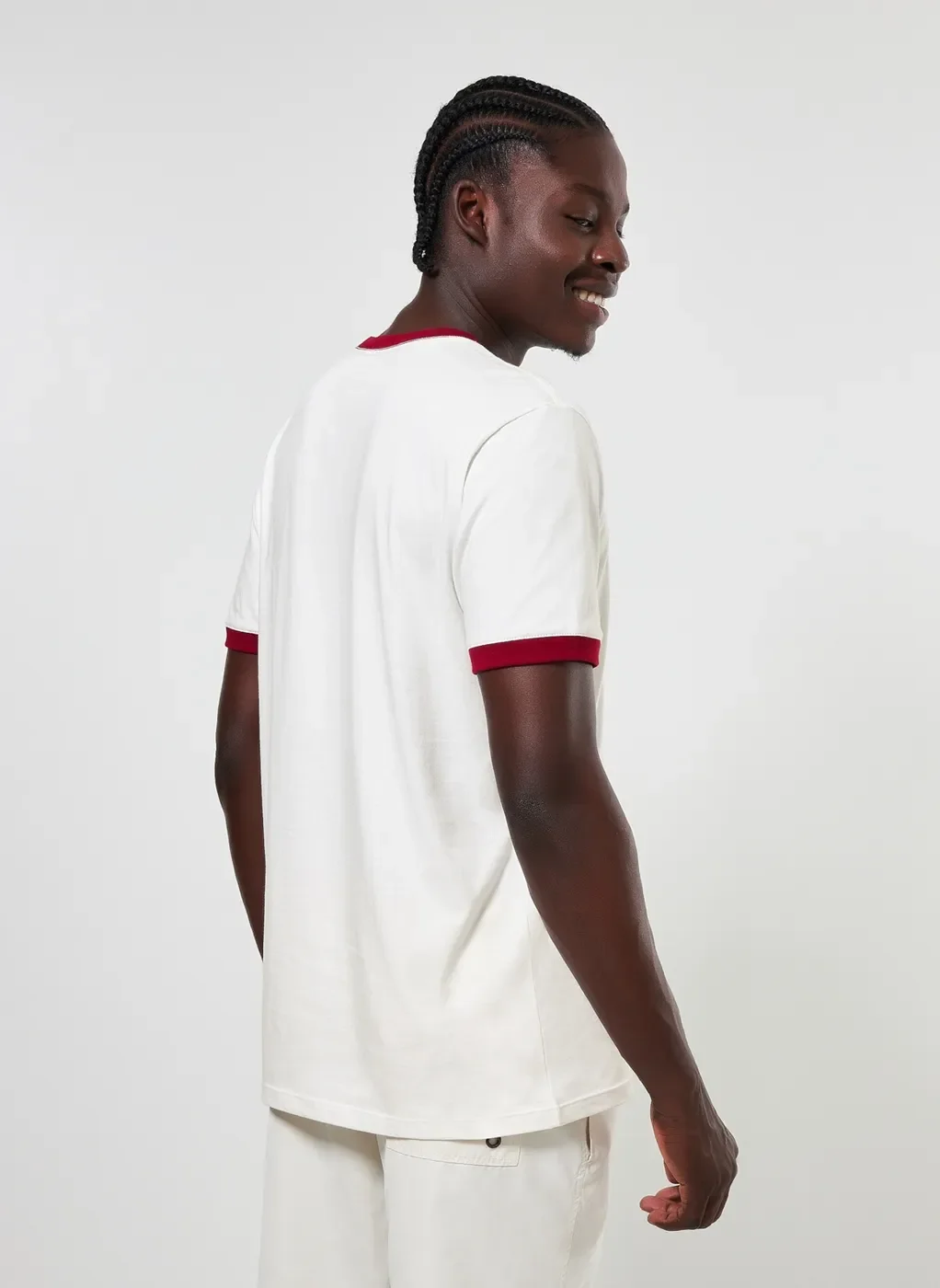 Camiseta Off-White Detalhe Contrastante