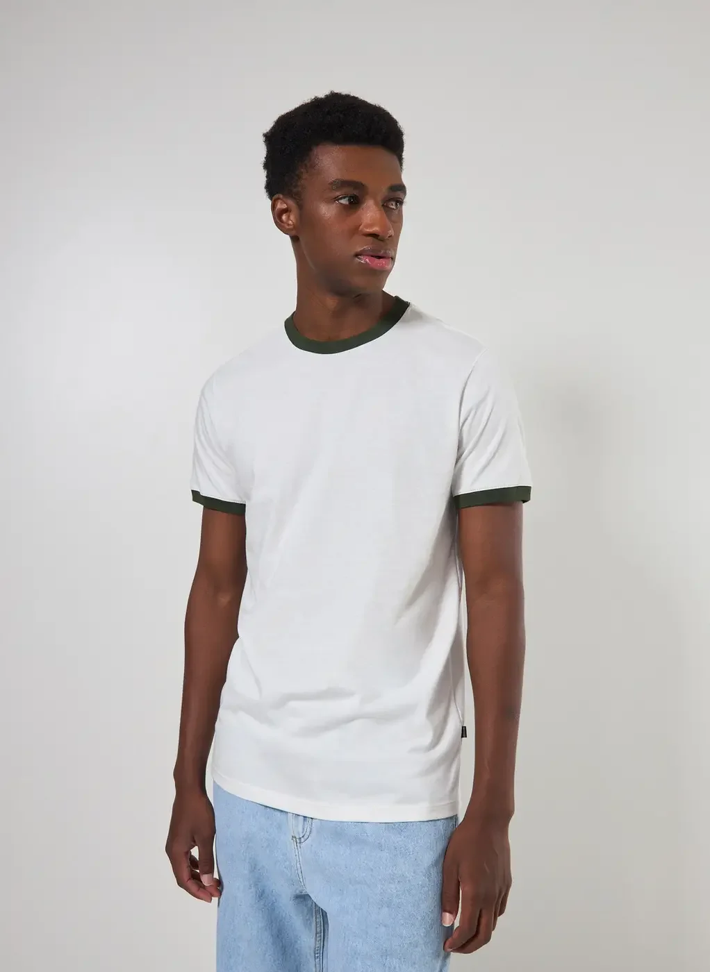 Camiseta Off-White Detalhe Contrastante