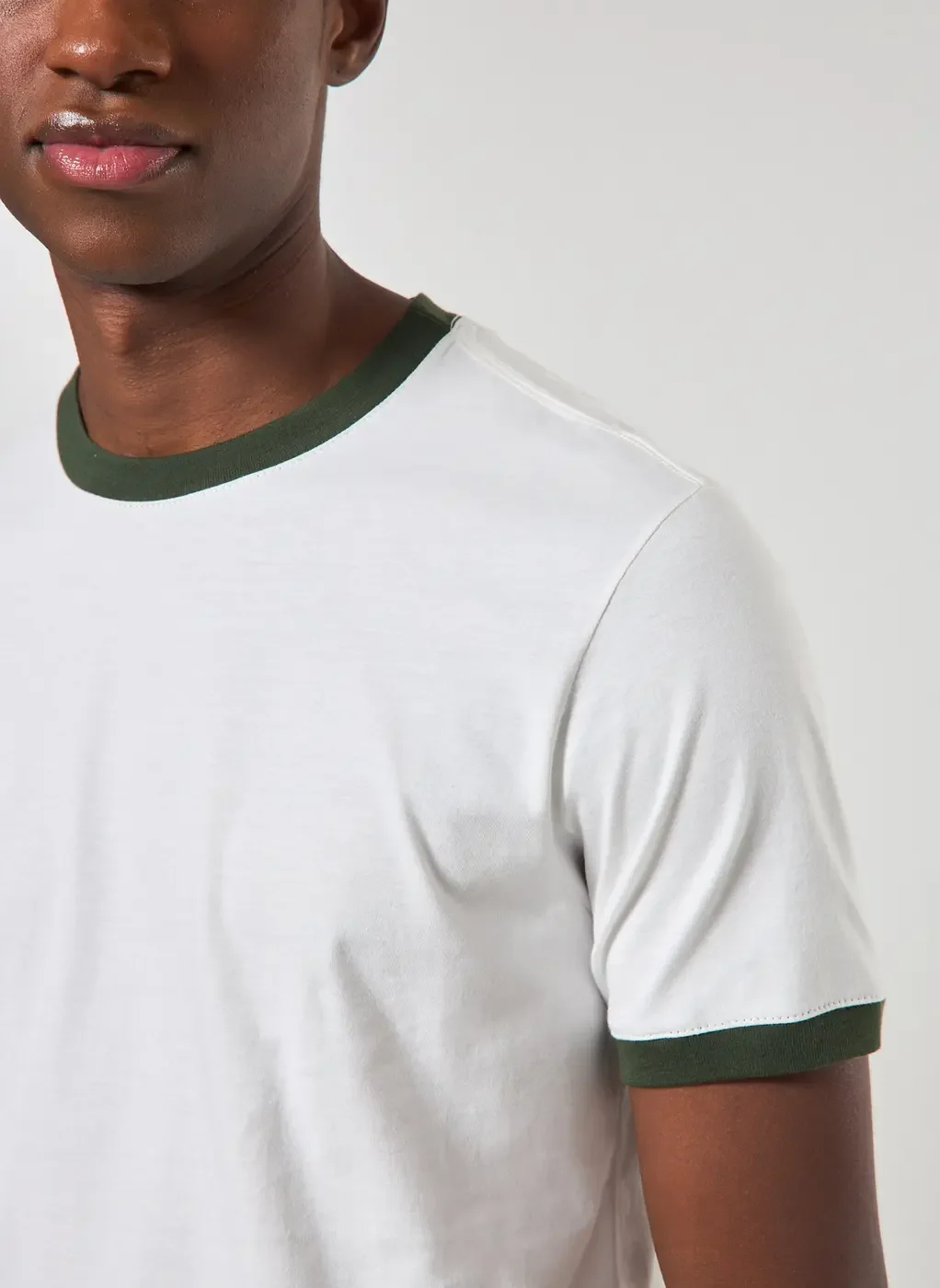 Camiseta Off-White Detalhe Contrastante