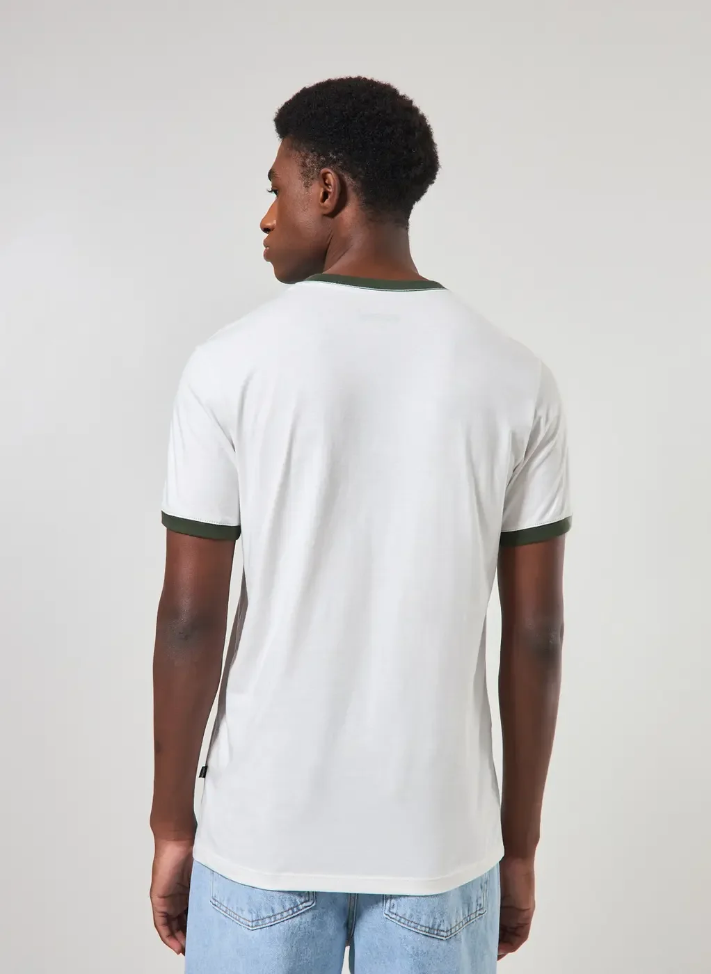 Camiseta Off-White Detalhe Contrastante