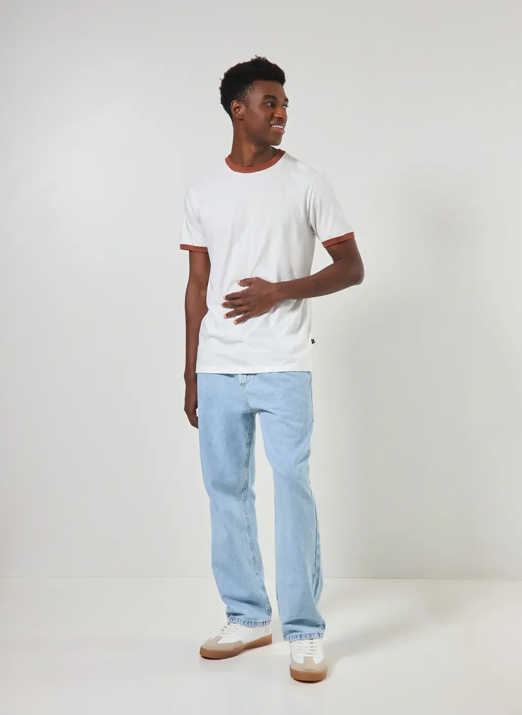 Camiseta Off-White Detalhe Contrastante