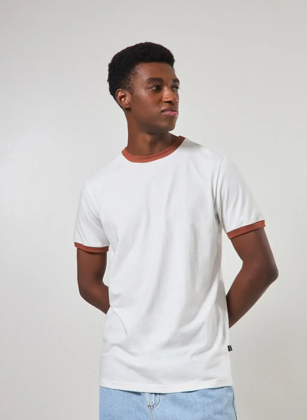 Camiseta Off-White Detalhe Contrastante