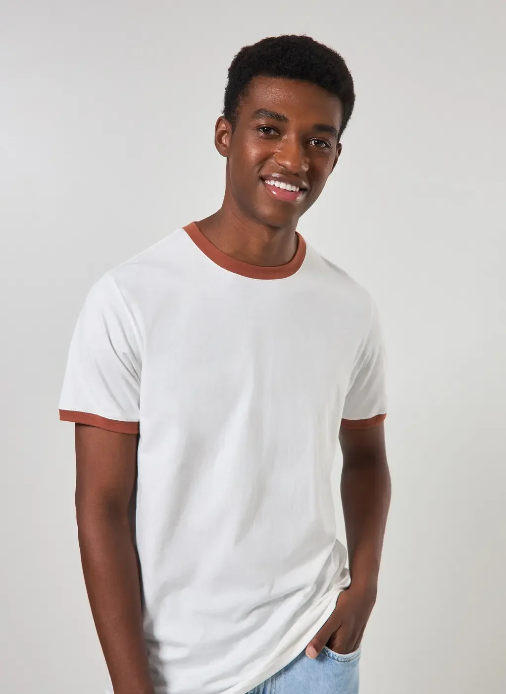 Camiseta Off-White Detalhe Contrastante