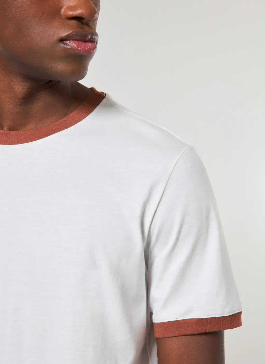 Camiseta Off-White Detalhe Contrastante
