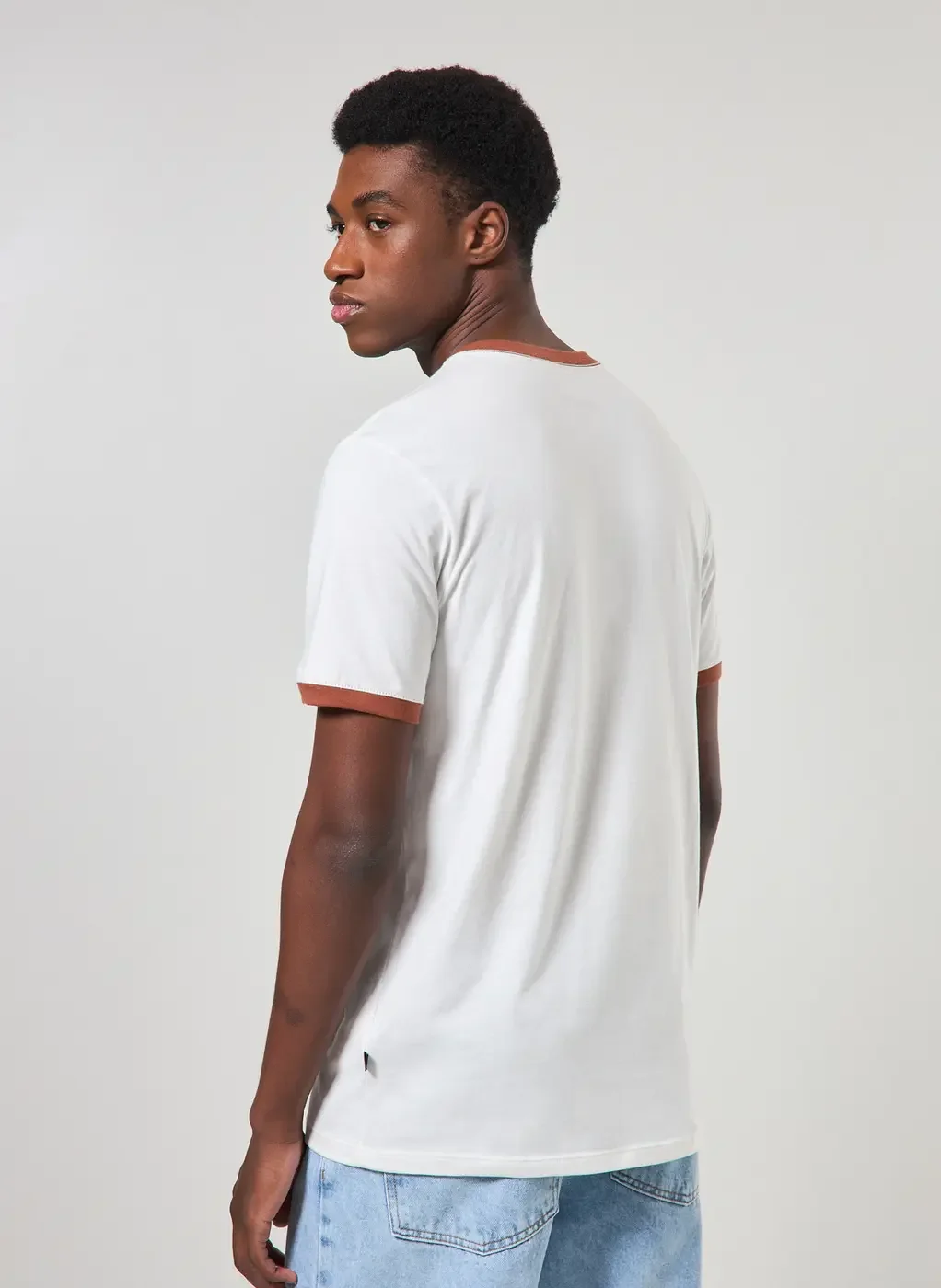 Camiseta Off-White Detalhe Contrastante