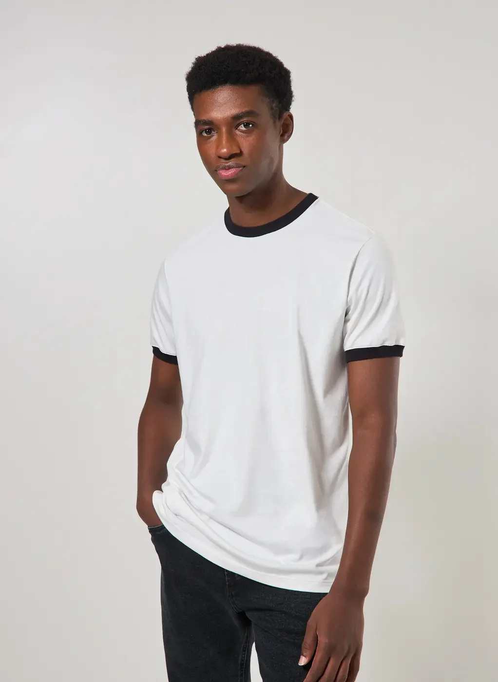 Camiseta Off-White Detalhe Contrastante