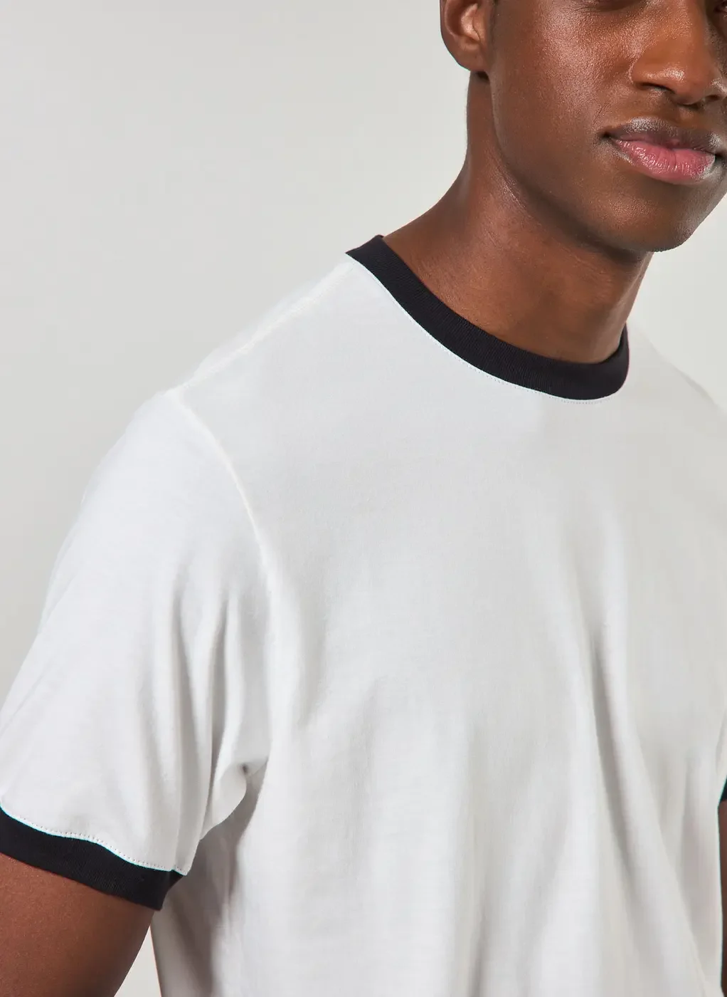 Camiseta Off-White Detalhe Contrastante