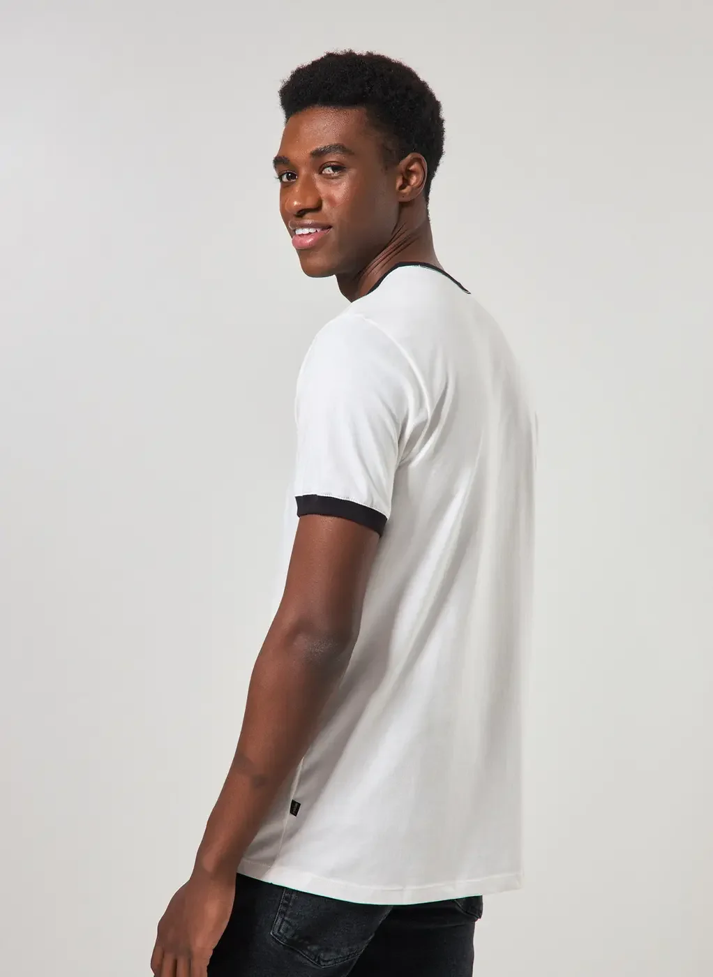 Camiseta Off-White Detalhe Contrastante