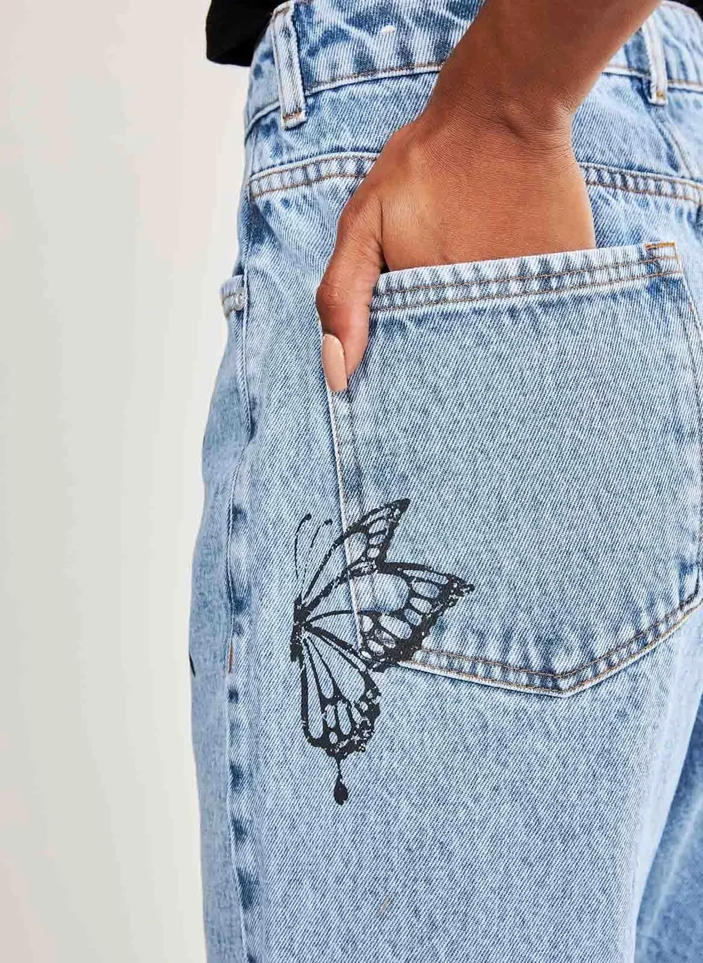 Calça Jeans Reta Over Borboletas