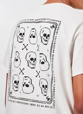 Camiseta Alongada Caveiras Nas Costas